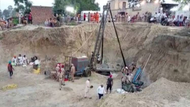 बोरवेल में फंसे मासूम बच्चे के लिए रेस्क्यू ऑपरेशन (फोटो- एएनआई)