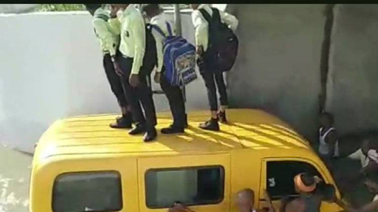 स्कूली बच्चों को वैन से रेस्क्यू किया गया