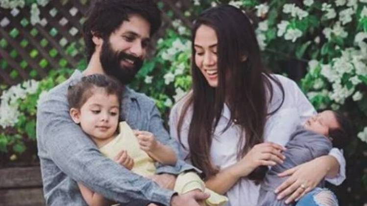 बच्चों संग शाहिद कपूर और मीरा राजपूत 