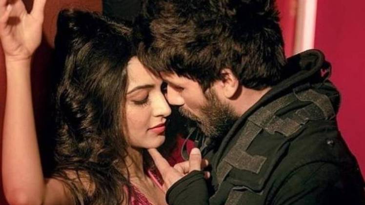 कबीर सिंह के एक सीन में शाहिद कपूर और कियारा आडवाणी