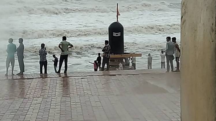 माधवपुर में शिवलिंग तक पहुंची समुद्री लहरें (फोटो: आशुतोष मिश्रा)