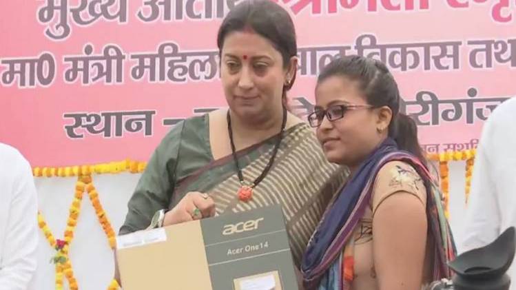 लेखपालों को लैपटॉप बांटते हुए केंद्रीय मंत्री स्मृति ईरानी (फोटो-ANI)