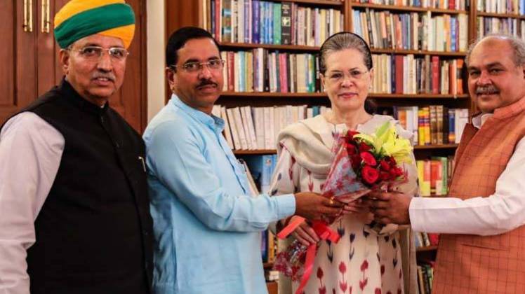 केंद्रीय मंत्रियों के साथ कांग्रेस नेता सोनिया गांधी (फोटो-@INCIndia)