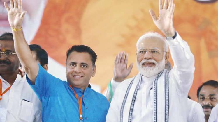 प्रधानमंत्री नरेंद्र मोदी के साथ बीजेपी के राष्ट्रीय सचिव सुनील देवधर(फोटो-फेसबुक पेज से)