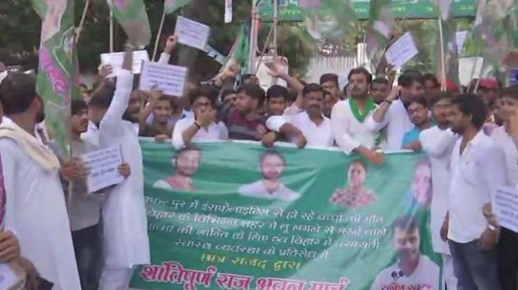 चमकी पर आरजेडी स्टूडेंट का विरोध प्रदर्शन (तस्वीर- ANI)