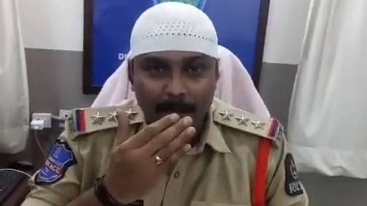 इस पुलिस अफसर के खिलाफ की गई कार्रवाई की मांग