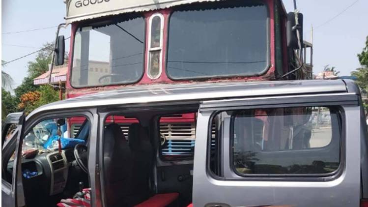 स्कूल वैन में सवार सभी बच्चे अस्पताल में भर्ती