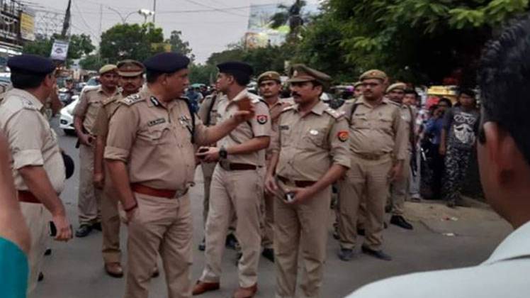 लखनऊ में पुलिस ने शनिवार को किया पैदल मार्च 