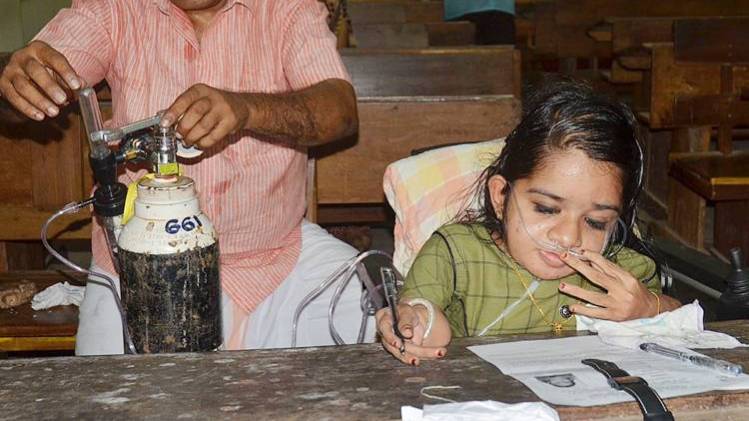 एग्जाम देती लतीशा (फोटो- PTI)