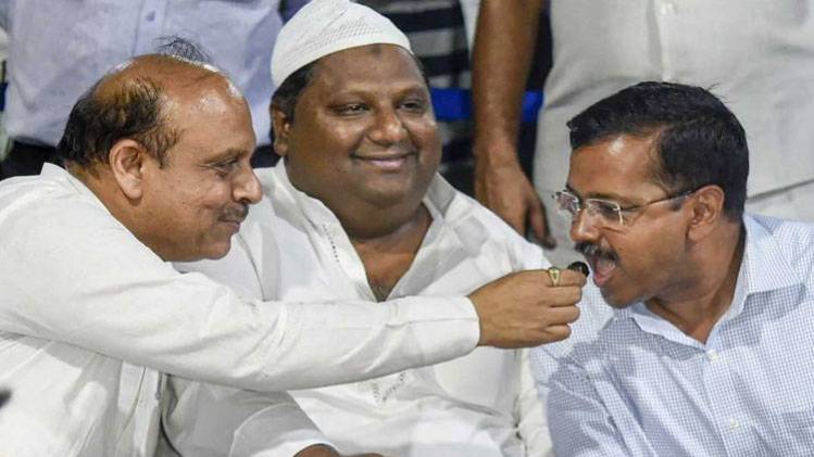 अरविंद केजरीवाल को खजूर खिलाते बीजेपी नेता विजेंद्र गुप्ता (फाइल फोटो- पीटीआई)