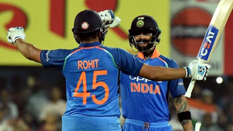 इन दिनों टीम इंडिया के लिए विराट कोहली और रोहित शर्मा ताबड़तोड़ शतक लगा रहे (फाइल-PTI)