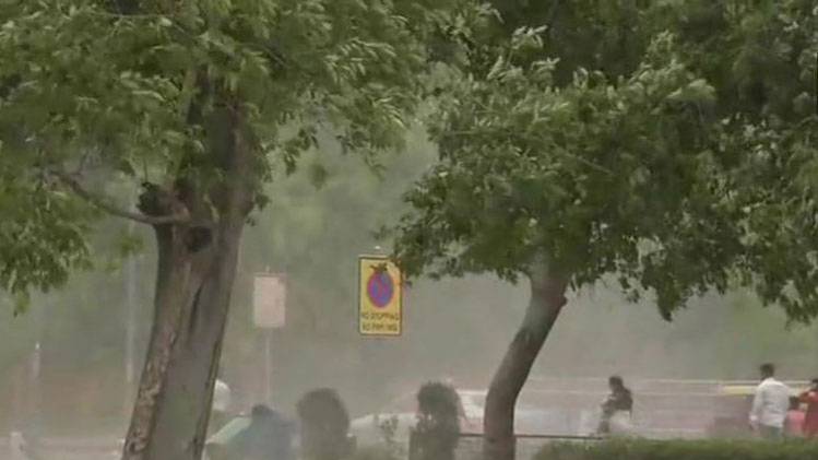 दिल्ली से दूर हुई हीटवेव