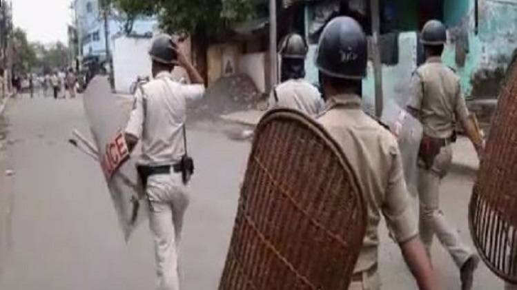  उत्तर 24 परगना में एक्शन में पुलिस. (Photo-ANI)