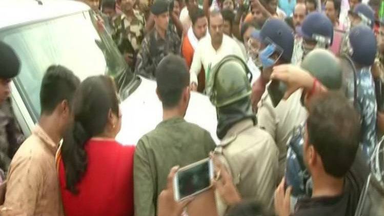 शोकयात्रा को रोकते पुलिसकर्मी.