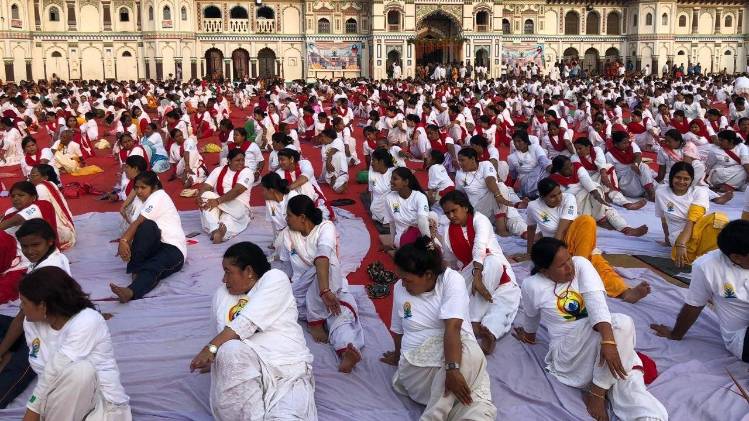 नेपाल के जानकी मंदिर में योग करते लोग (फोटो-ANI)