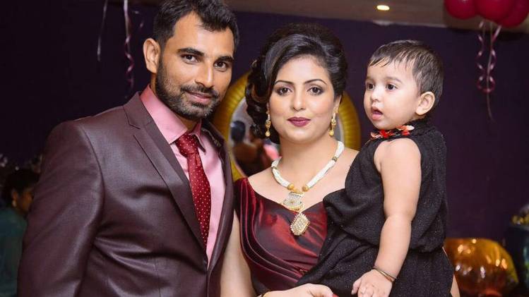 मोहम्मद शमी अपनी बेटी और पत्नी के साथ (तस्वीर- ट्विटर पेज)