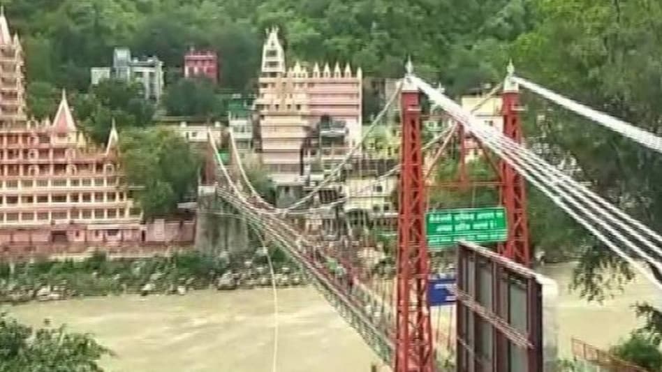उत्तराखंड: ऋषिकेश के लक्ष्मण झूला को अस्थायी रूप से किया गया बंद - uttarakhand rishikesh lakshman jhula temporarily stop public movement - AajTak
