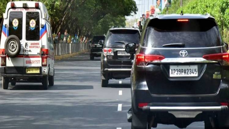 जगन मोहन रेड्डी ने दिया एंबुलेंस को रास्ता