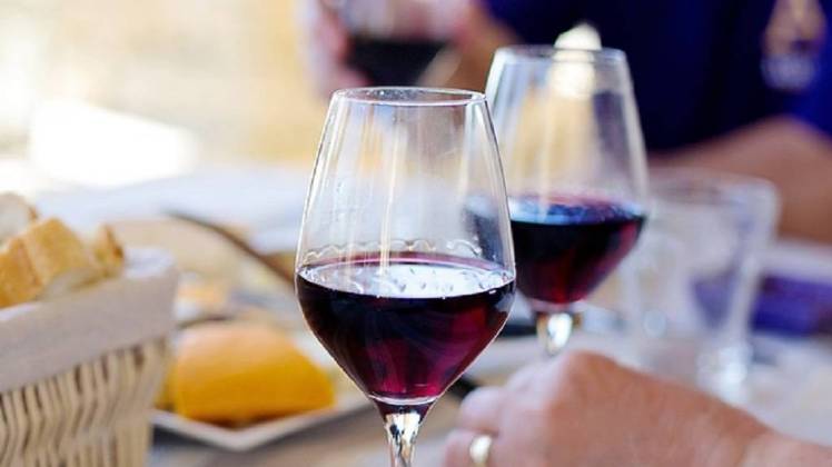 एक अध्ययन में जीवनभर शराब से दूर रहने वाले लोगों को स्वास्थ ज्यादा बेहतर पाया गया.