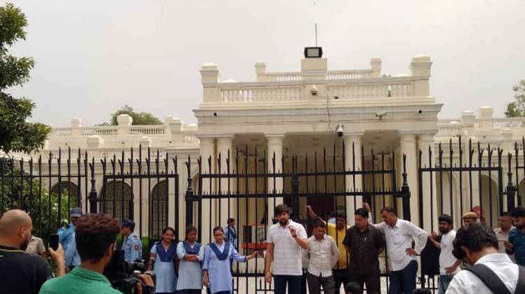 वीसी ऑफिस के बाहर प्रदर्शन करते एबीवीपी और डूसू के कार्यकर्ता 