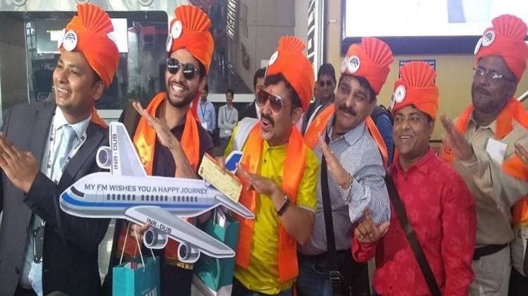 इंदौर एयरपोर्ट पर उत्साहित लोग (फोटो सोर्स- ट्विटर)