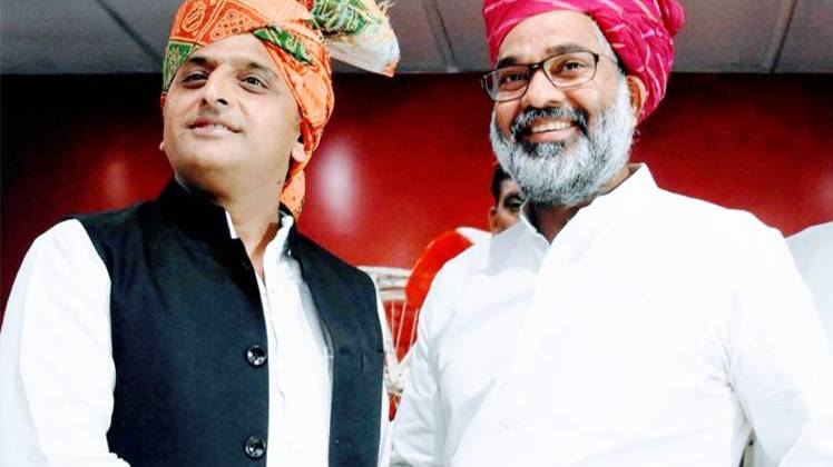 नीरज शेखर ने छोड़ा सपा का साथ.