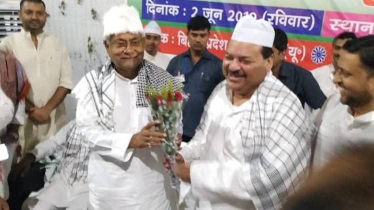 बिहार के मुख्यमंत्री नीतीश कुमार और अली अशरफ फातमी (फोटो-Fatmi Facebook)