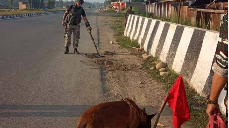 सुरक्षा बल संदिग्ध स्थानों पर तलाशी अभियान चला रहे हैं. (फोटो-आजतक)