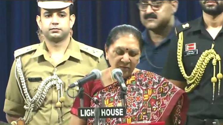 आनंदीबेन पटेल ने ली शपथ (फोटो-ANI)