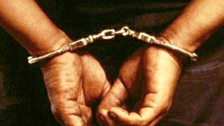 पुलिस ने किया गिरफ्तार (प्रतीकात्मक तस्वीर)