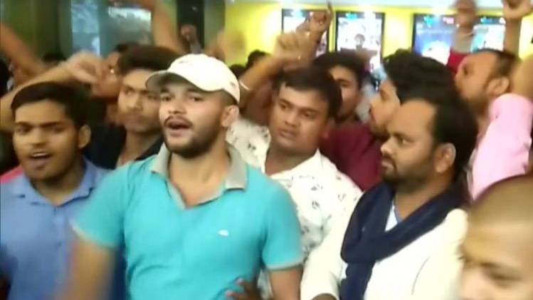 आर्टिकल 15 फिल्म शुरू कराने आए छात्रों पर लाठीचार्ज (ANI)