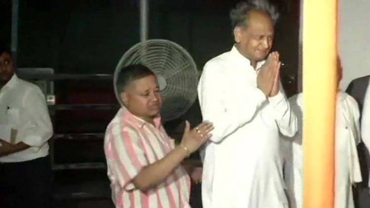 कांग्रेस कार्यकर्ताओं से मुलाकात करते मुख्यमंत्री अशोक गहलोत (तस्वीर-एएनआई)