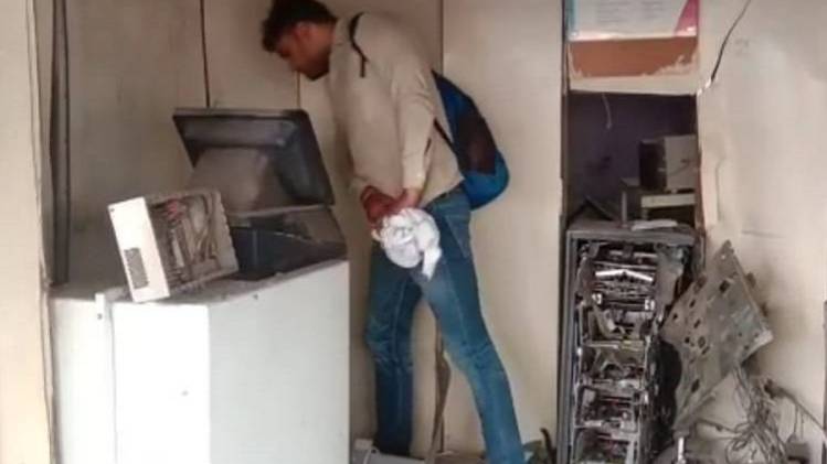 विस्फोट से क्षतिग्रस्त एटीएम (फोटोः तनसीम अहमद)