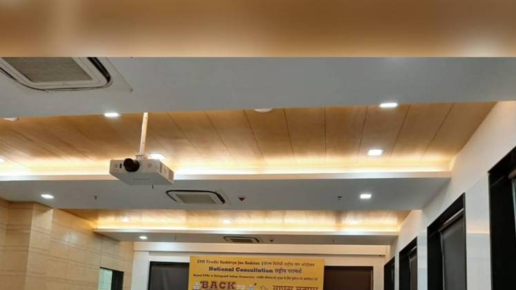 बैठक में अपने विचार रखते वक्ता 