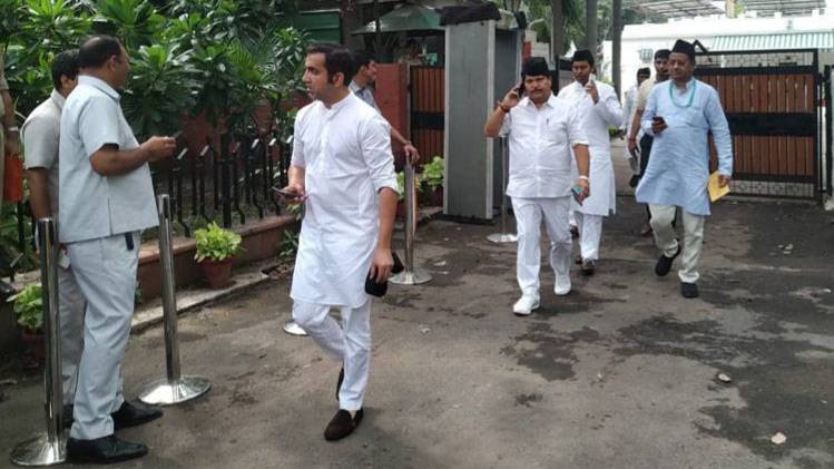 बैठक में पहुंचे सांसद गौतम गंभीर (फोटो क्रेडिट: आशुतोष मिश्रा)