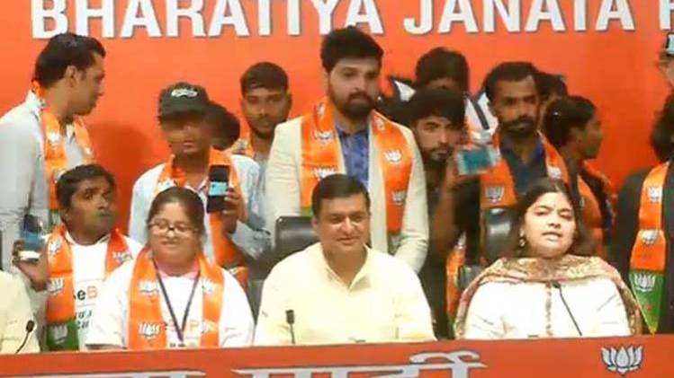 दिल्ली में 30 युवाओं ने थामा बीजेपी का दामन (फोटो-TWITTER/BJP)