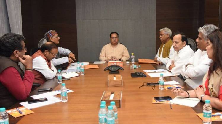 सदस्यता अभियान पर चर्चा करते बीजेपी के कार्यकारी अध्यक्ष जेपी नड्डा (फोटो-twitter/@BJP4India)