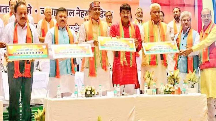 दिल्ली में बीजेपी के सदस्यता अभियान करते शिवराज सिंह चौहान, मनोज तिवारी और अऩ्य (फोटोः अंकित यादव