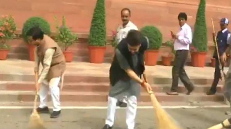संसद परिसर में सांसदों ने लगाई झाड़ू