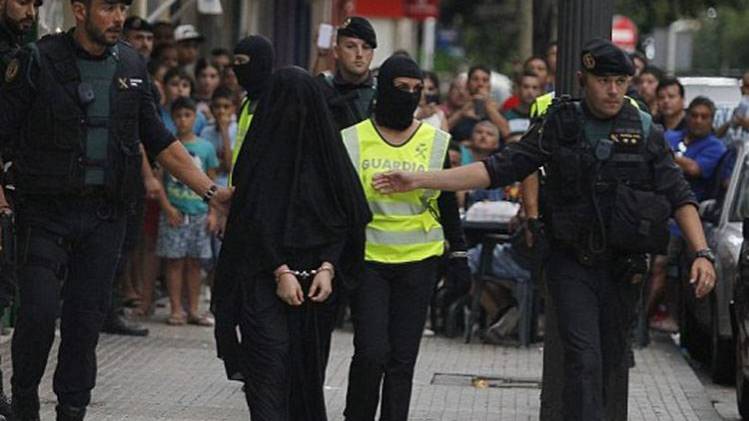 बुर्के में गिरफ्तार महिला (फोटो-Getty Images)