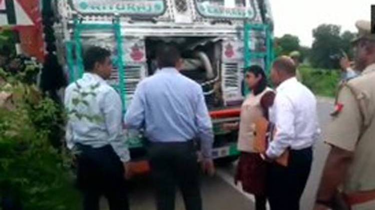 घटना स्थल पर जांच करती सीबीआई टीम