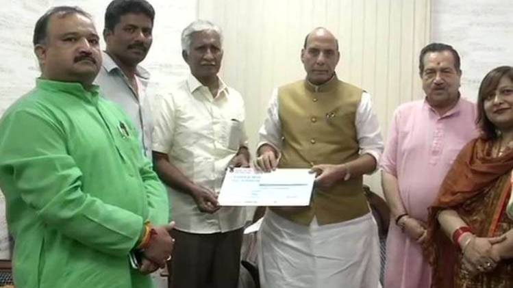 रक्षा मंत्री राजनाथ सिंह को 1.08 करोड़ का चेक सौंपते सीबीआर प्रसाद (बाएं से दूसरे) फोटो-एएनआई