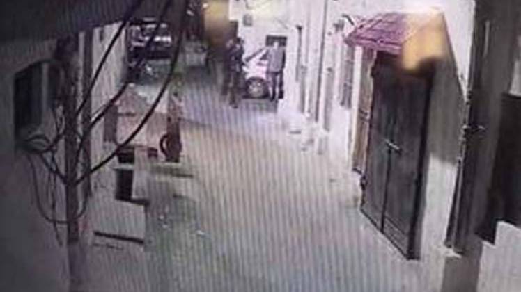 लुटेरों की तस्वीर सीसीटीवी कैमरे में कैद हो गई है. (फोटो-आजतक)