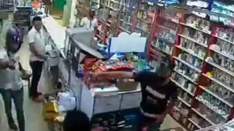 दवा दुकान में हमले का सीसीटीवी फुटेज (सीसीटीवी ग्रैब)