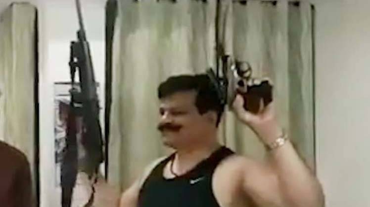 विधायक कुंवर प्रणव सिंह चैम्पियन के वायरल वीडियो का स्क्रीनशॉट