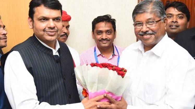 महाराष्ट्र के CM देवेंद्र फडणवीस और बीजेपी प्रदेश अध्यक्ष चंद्रकांत पाटिल (फोटो-twitter)