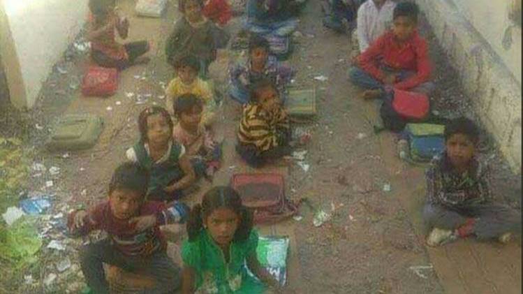 गंदगी में पढ़ते स्कूली बच्चों की तस्वीर सोशल मीडिया पर वायरल 