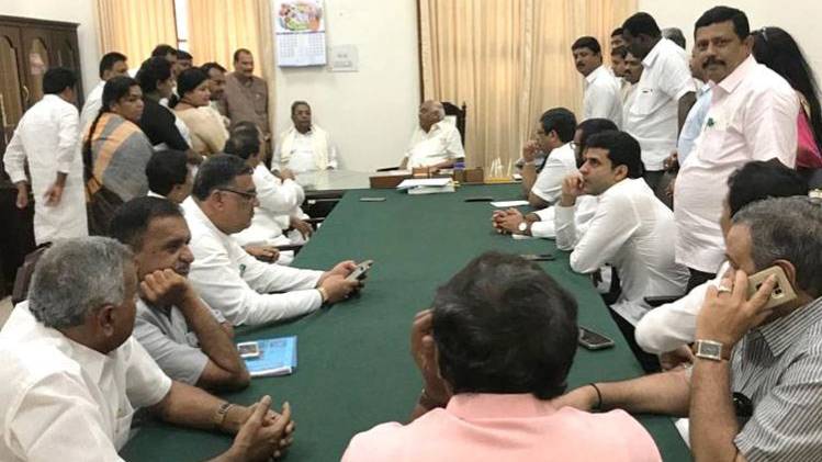 कर्नाटक विधानसभा स्पीकर के साथ कांग्रेस के विधायक (फाइल फोटो-IANS)