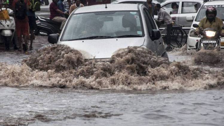 दिल्ली में हर साल बारिश से आम जीवन प्रभावित होता रहा है (फाइल-PTI)