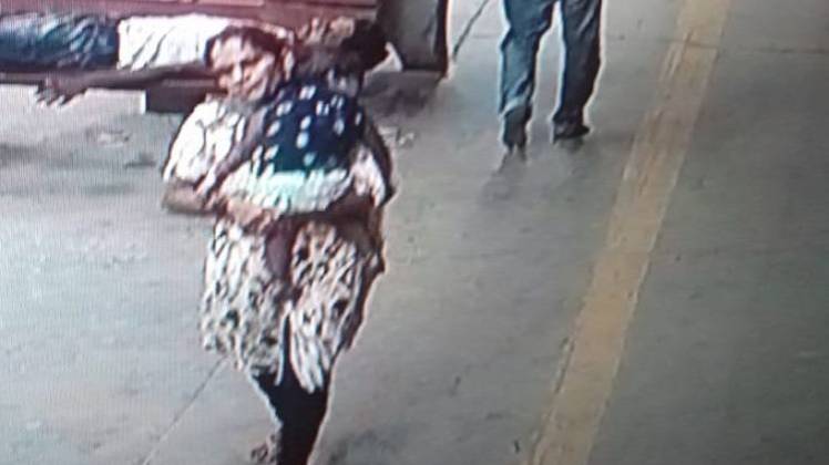 बच्ची ले जाती महिला (फोटो- हिमांशु मिश्रा)